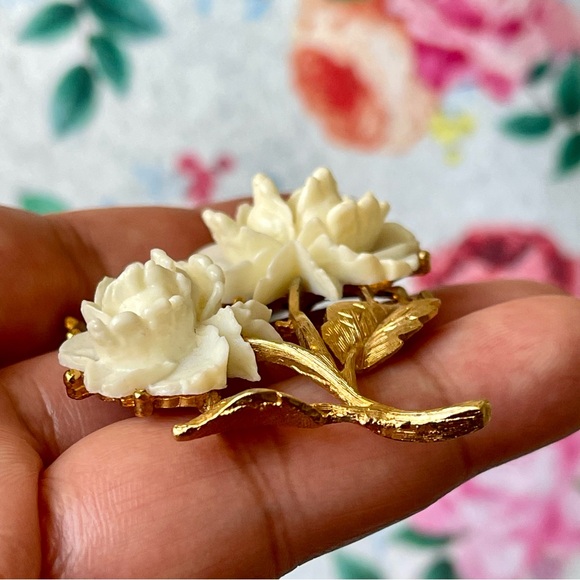 Vintage | White Rose Flower Carved Celluloid Gold Tone Brooch Pin - Picture 6 of 16